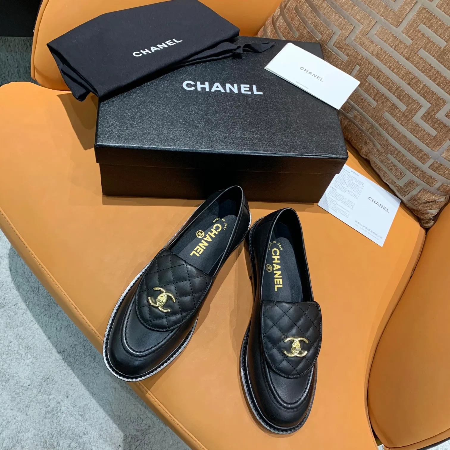 👟👟Ex-factory price 480👟👟 Women's shoes and women's clothing The official website is updated simultaneously with high version, CHANEL FW2021 Chanel early spring new top autumn shoes single shoe series ____________________ The must-have hot style of the fragrance family in spring, the goddess series, with the elegant and ladylike temperament of the fragrance family, super durable, irresistible, heart-beating... ▪️The upper is made of high-grade imported cowhide with texture ➕Original molded hardware buckle ➕Electric embroidery ▪️The lining is made of imported lambskin, which is soft and comfortable ▪️Original molded version, Italian genuine leather outsole🇮🇹 ▪️Number of yards: 35-40 (41 customized, non-returnable) ▪️Color: 4 colors of black, white, apricot and patent leather